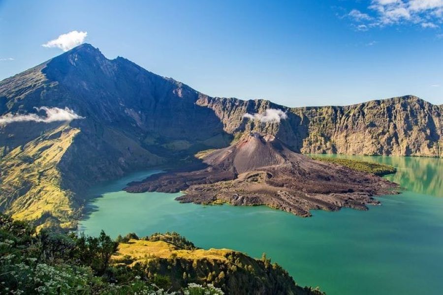 Pentingnya Memilih Alas Kaki yang Tepat untuk Trekking Rinjani